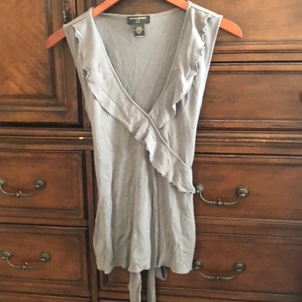 ~*Banana Republic Petite gray top toes in back*~